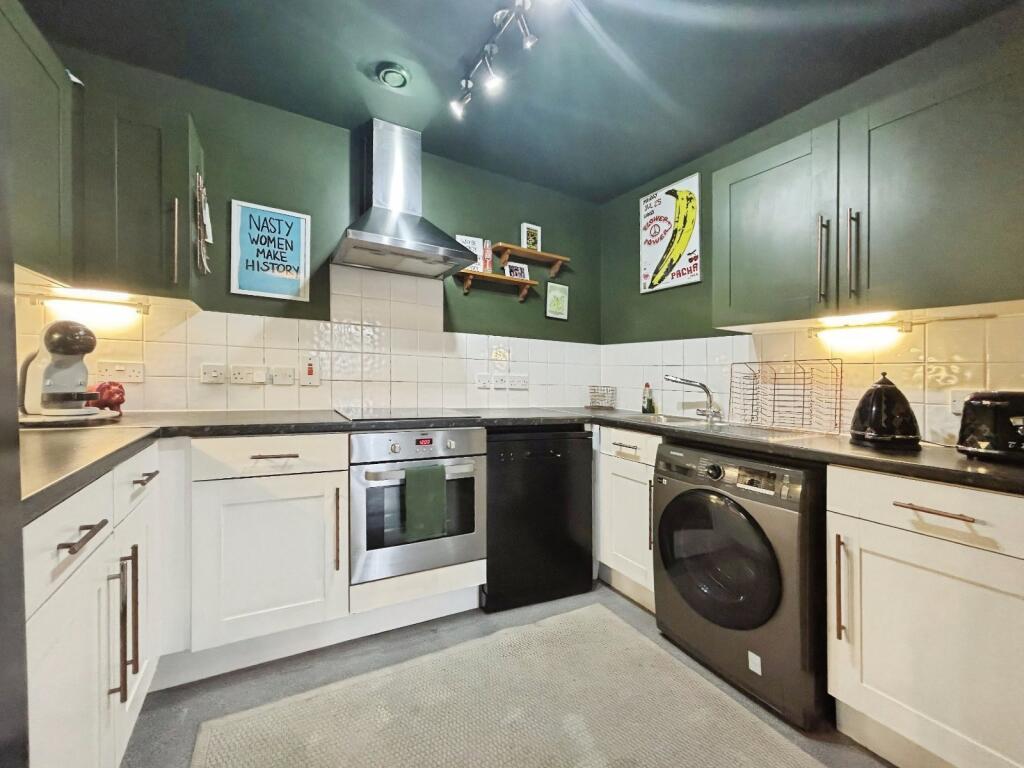 1-bed flat on Umbriel Place, London, E13, £60,000