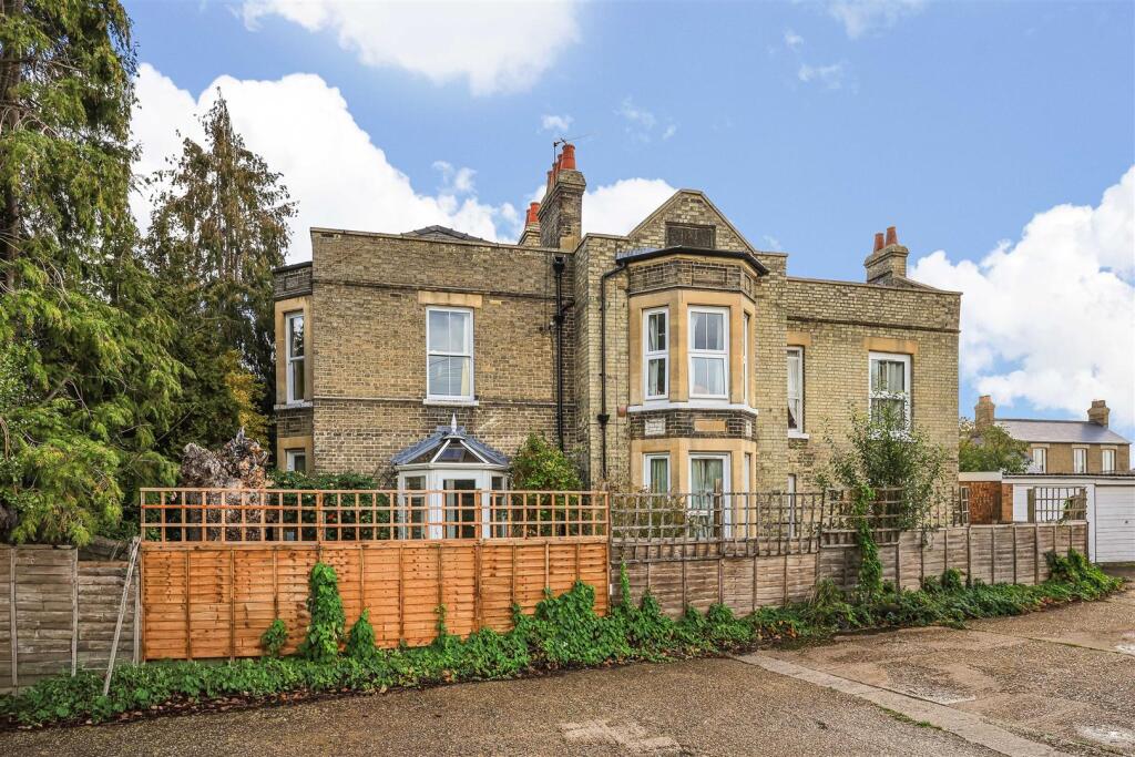2-bed flat on 2, Pamplin House, Fernlea Close, Cambridge, £300,000