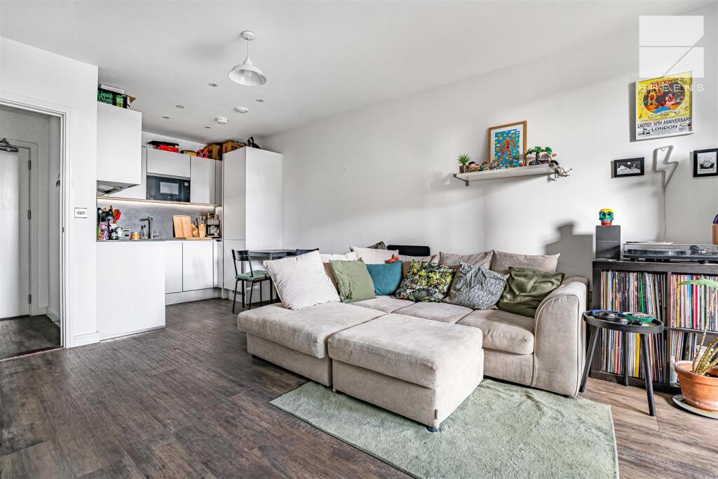 Apartment in London, Wood Street, Hale End - View 4