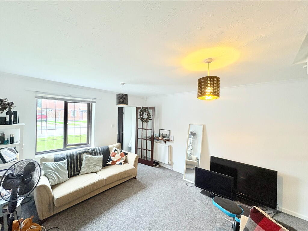 Courtney Close, Wollaton, NOTTINGHAM photo 4
