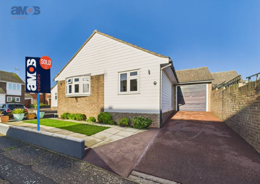 2-bed detached on Arnolds Way, Rochford, Essex, £425,000