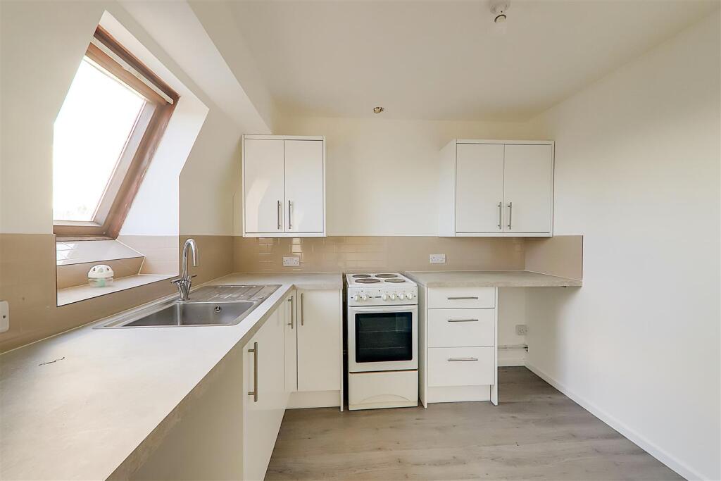 Hazelwood Lodge, Penhill Road, Lancing photo 4