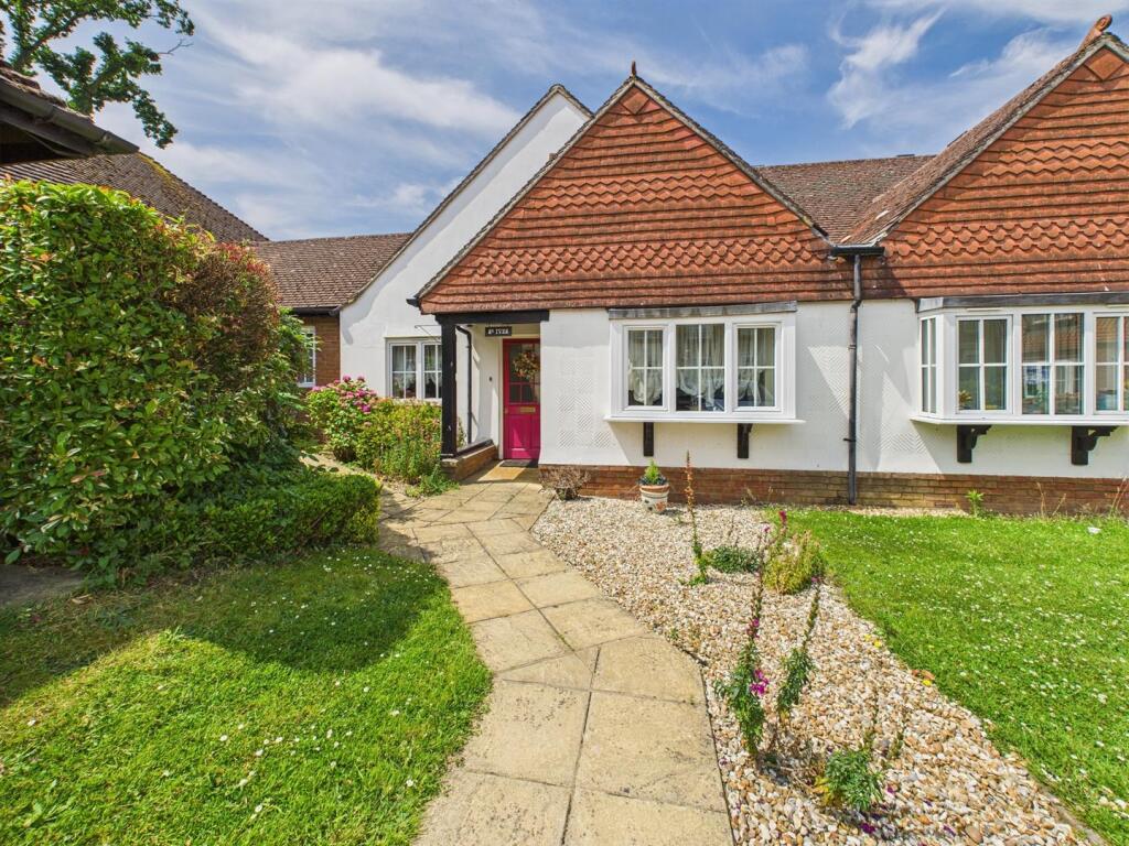 Main image of property: Oakwood Cottage, Pegasus Court, Park Lane, Tilehurst, Reading