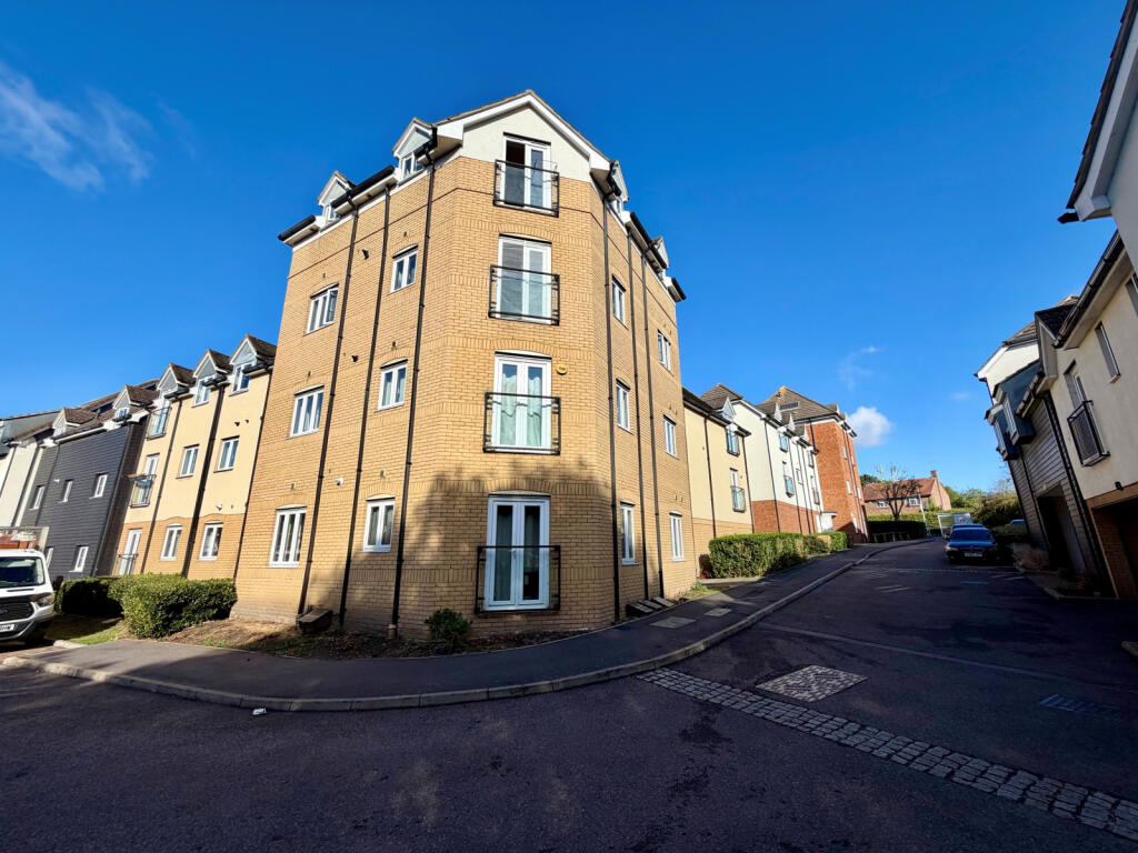 Main image of property: Flat 1, Albelia Court, ROMFORD, RM3 9GH
