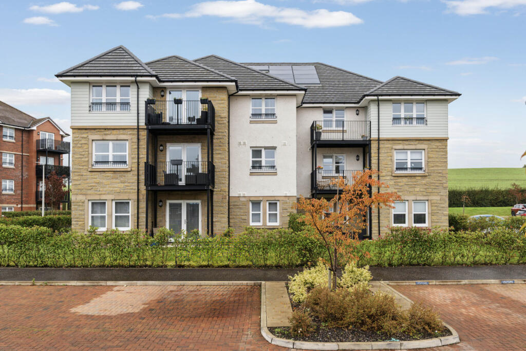2-bed flat on Cedarwood Gardens, Bishopton, £250,000