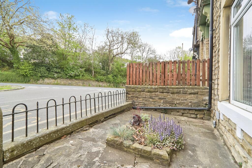 House in Bradford, Low Fold, Bolton Woods - View 2
