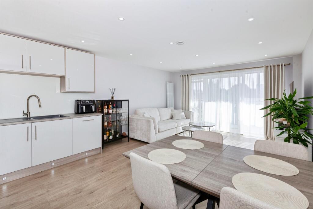 Apartment in Slough - View 3