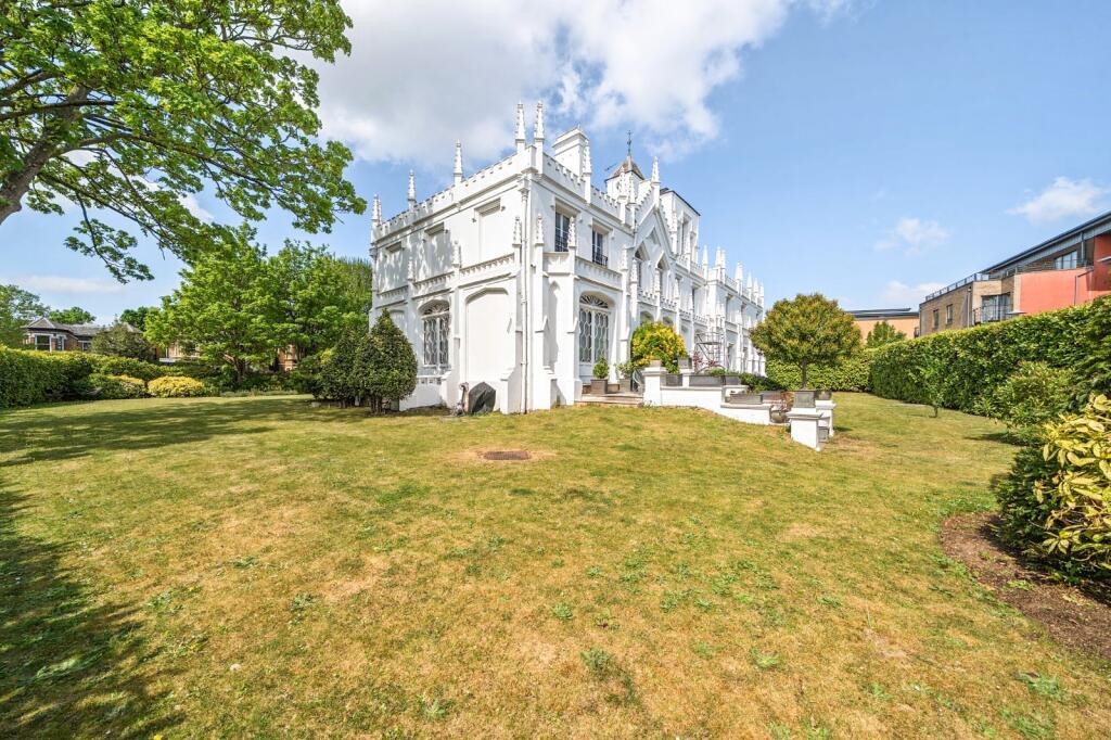 Goldhawk Road, Hammersmith, London, W6. 2 bedroom flat for sale