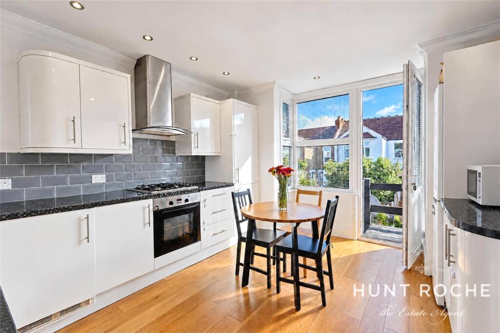 Apartment in Southend-on-Sea, Leigh-on-Sea - View 3