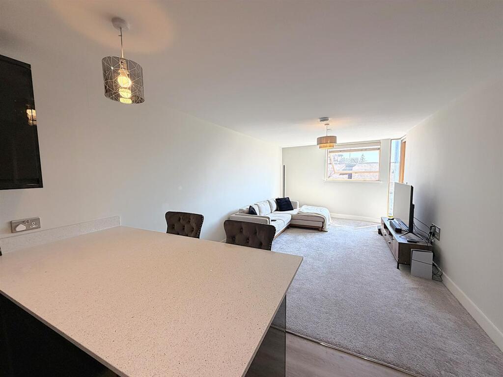 Apartment in Southend-on-Sea, Leigh-on-Sea - View 2