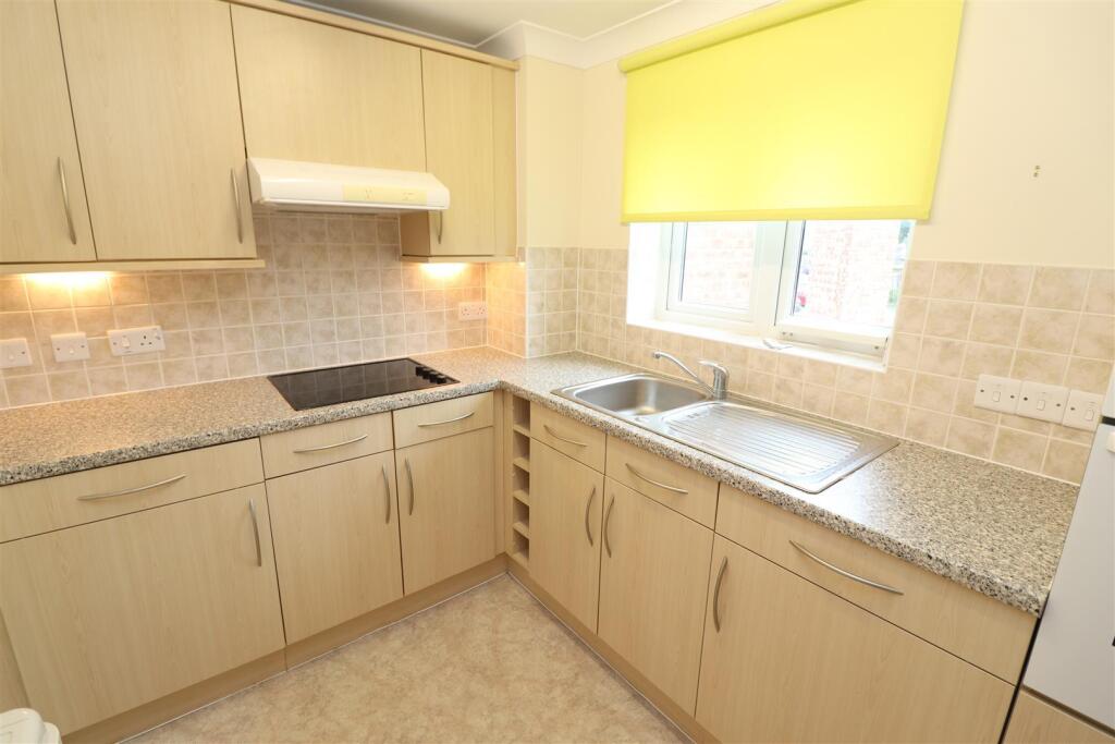 High Street South, Rushden, NN10 - View 5