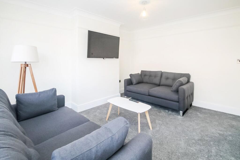 House in Leeds, Hyde Park - View 3