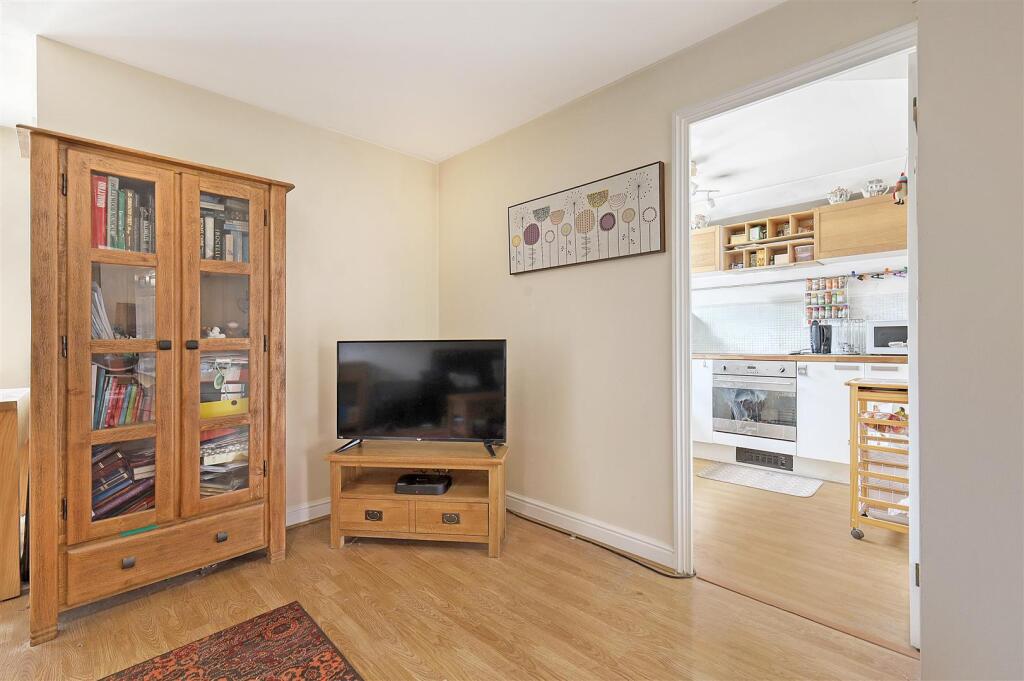 Apartment in Enfield, Enfield Island Village, London Borough of Enfield - View 5