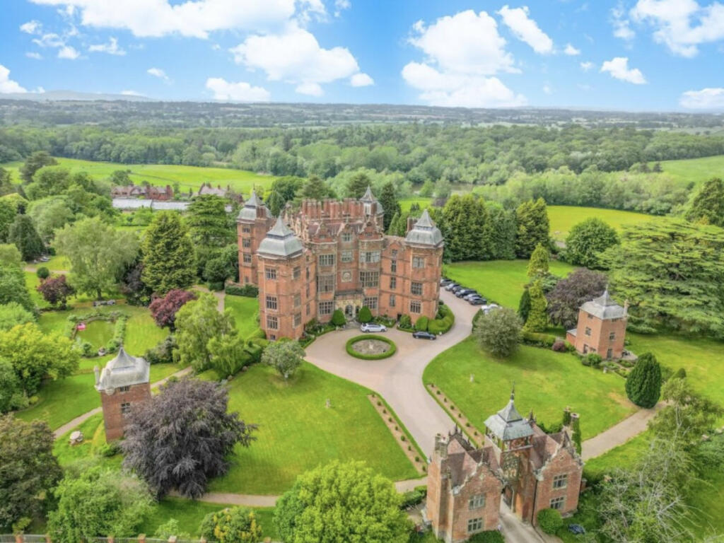 3-bed flat on WR9. WESTWOOD HOUSE. Apartment 12, Lakeview, Westwood Park, Droitwich Spa, Worcestershire, WR9 0AD, £425,000