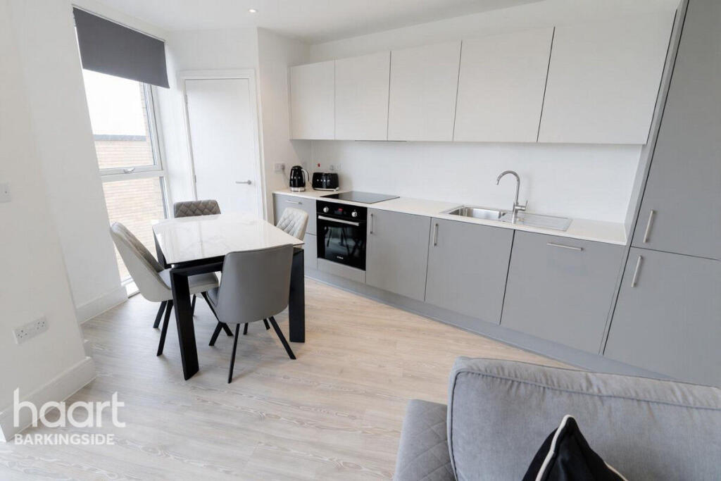 Manford Way, Chigwell photo 4
