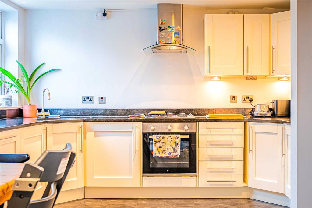 House in Eaton Bray, Central Bedfordshire - View 4