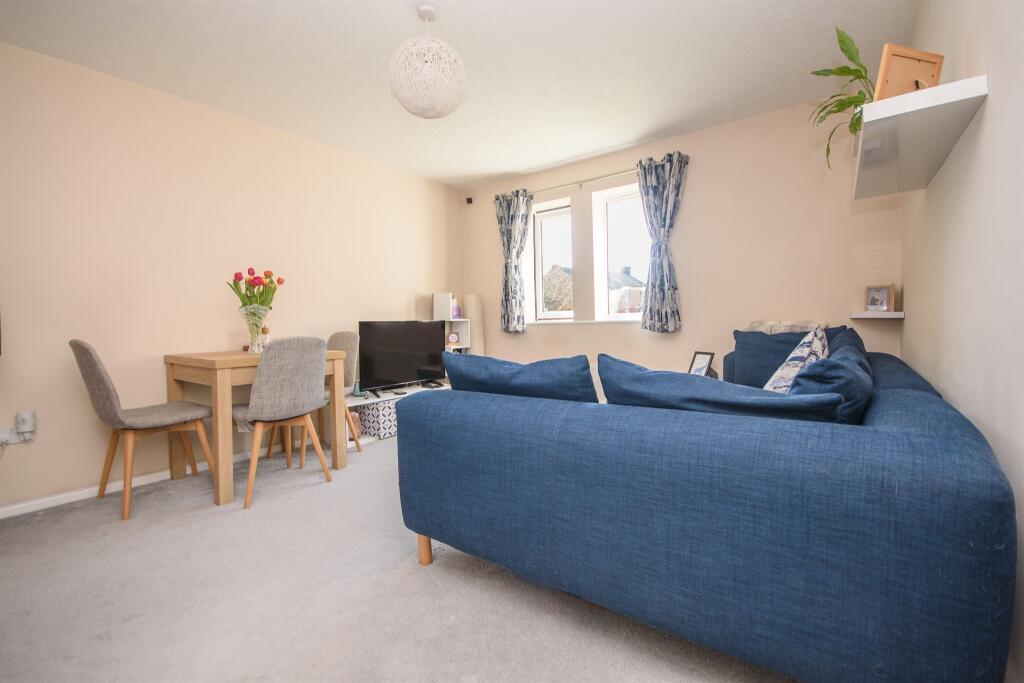 Apartment in Rothwell, North Northamptonshire - View 3