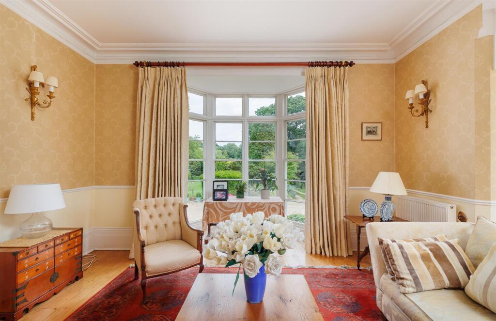 House in Isle of Wight, Newport - More