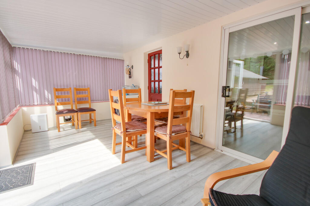 Midanbury! No Forward Chain! Gorgeous Garden! Workshop! Modern Kitchen! photo 3