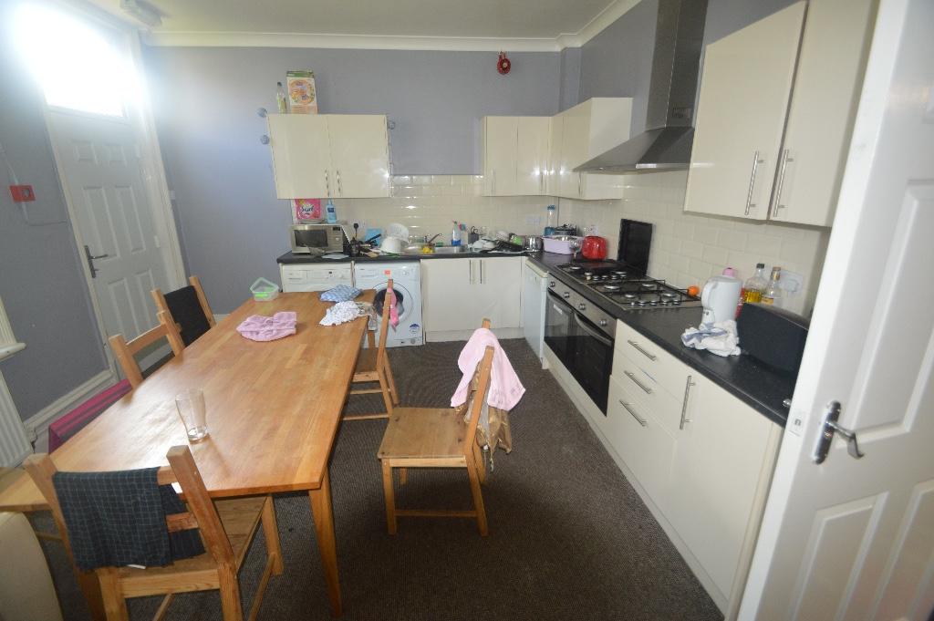 House in Leeds, Headingley Hill, Hyde Park - More