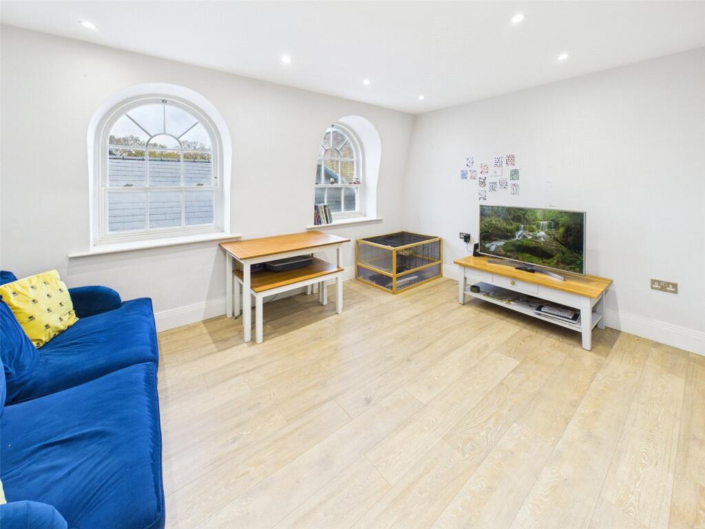 Apartment in Twickenham - View 5