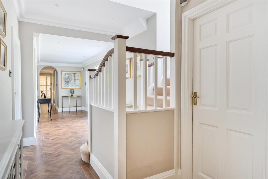 House in Kingston upon Thames - More