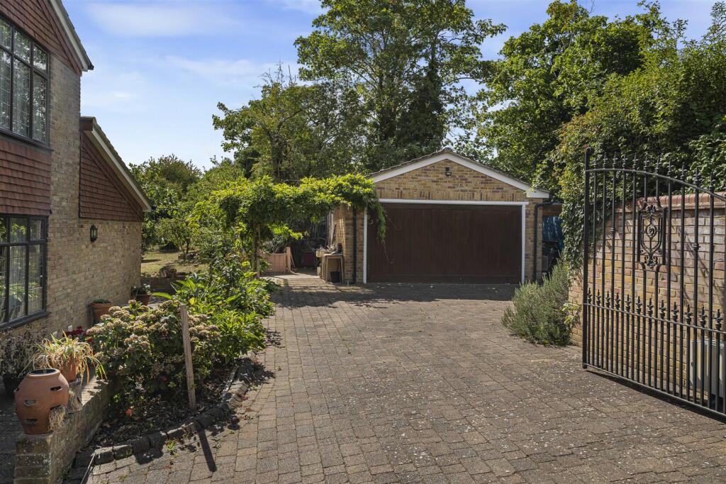 Christchurch Crescent, Radlett photo 2