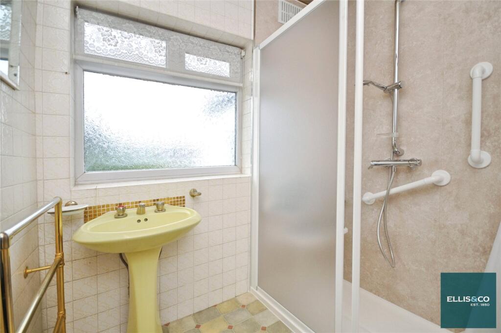 Sandringham Gardens, North Finchley, N12 - More