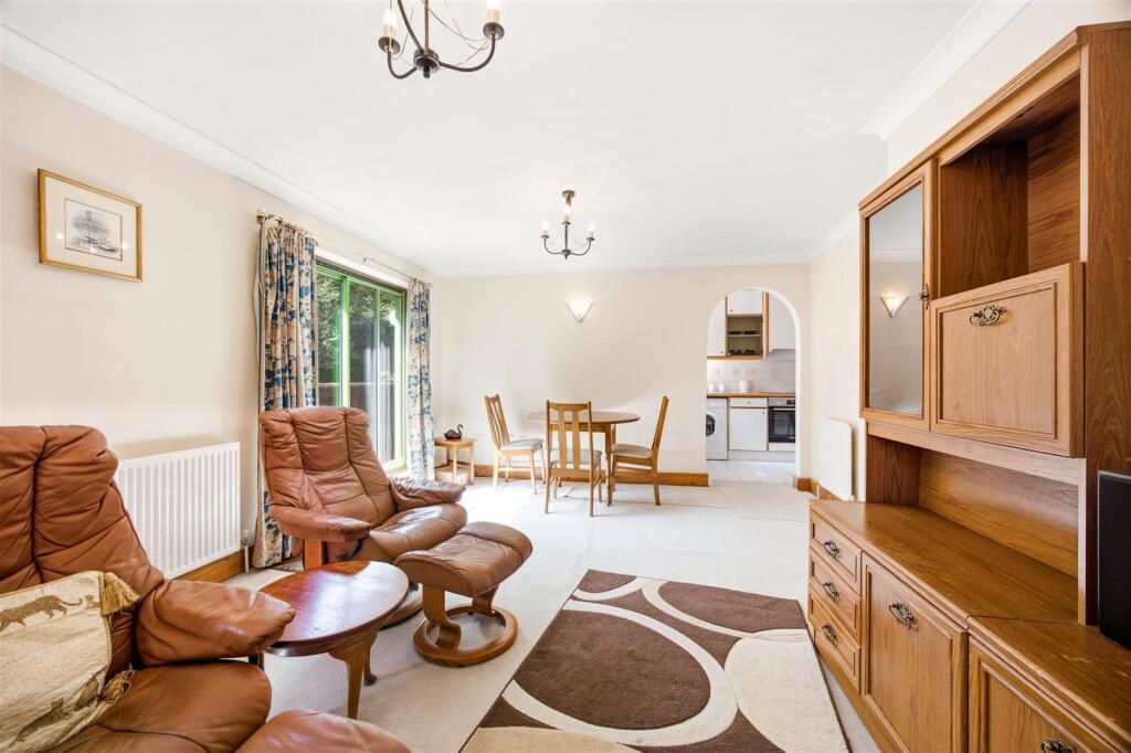 Apartment in London, Hillingdon - View 2