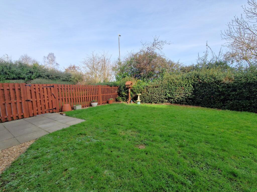 Honeysuckle Close, Biggleswade, SG18 photo 2
