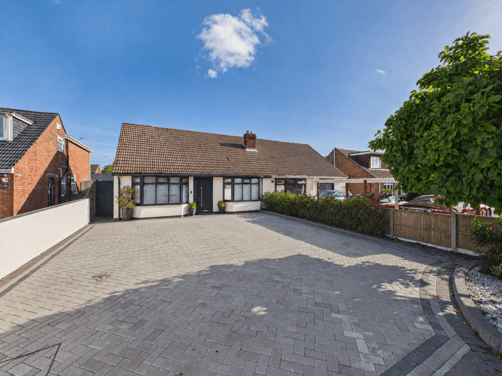 3-bed semi-detached on Laurel Road, Locks Heath, SO31 6QG, £500,000
