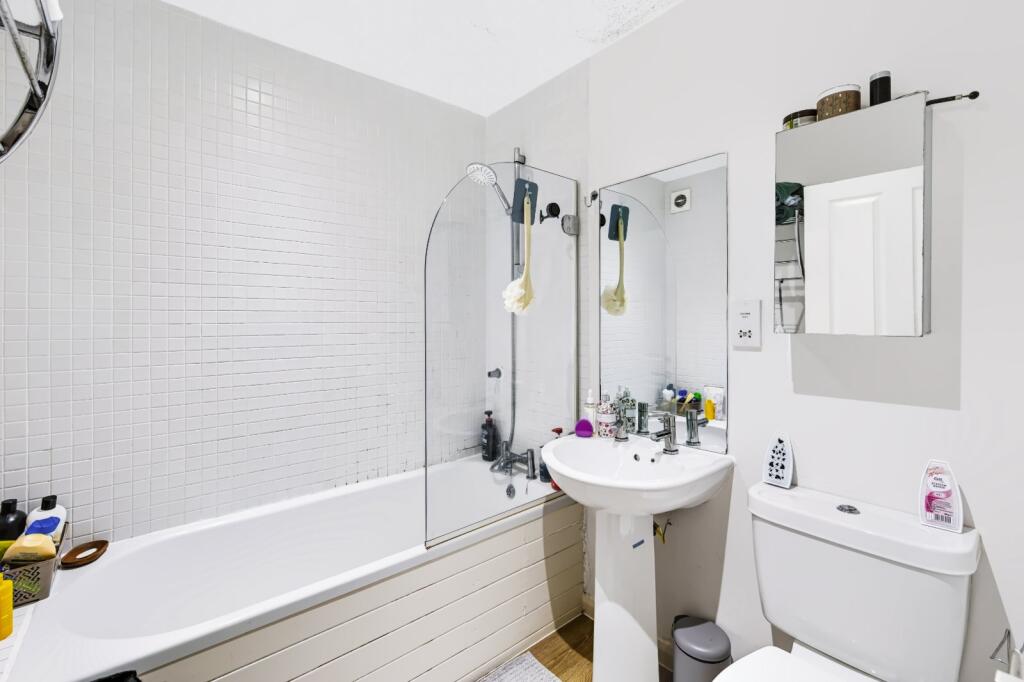 Apartment in Burgess Hill, World's End - More