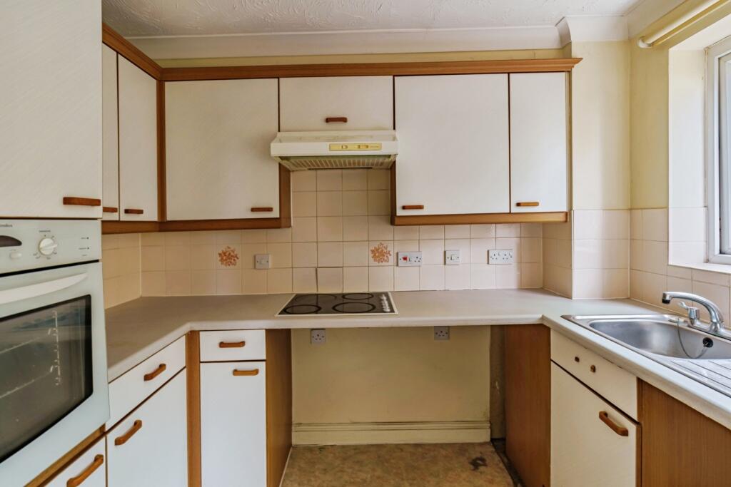 Apartment in Mid Sussex, East Grinstead - View 3