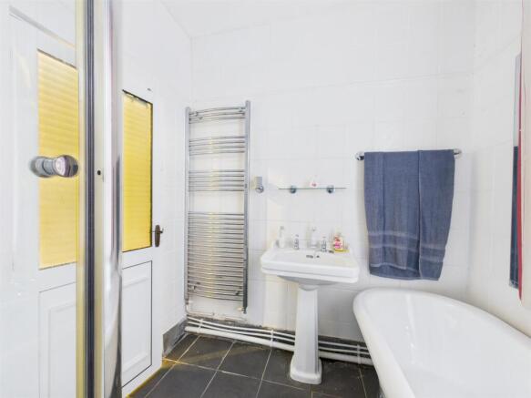 Bathroom (Flat 2)
