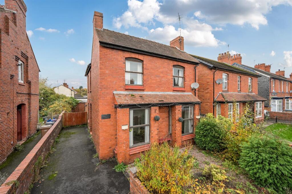 3-bed detached on Chirk Road, Gobowen, Oswestry, £229,995