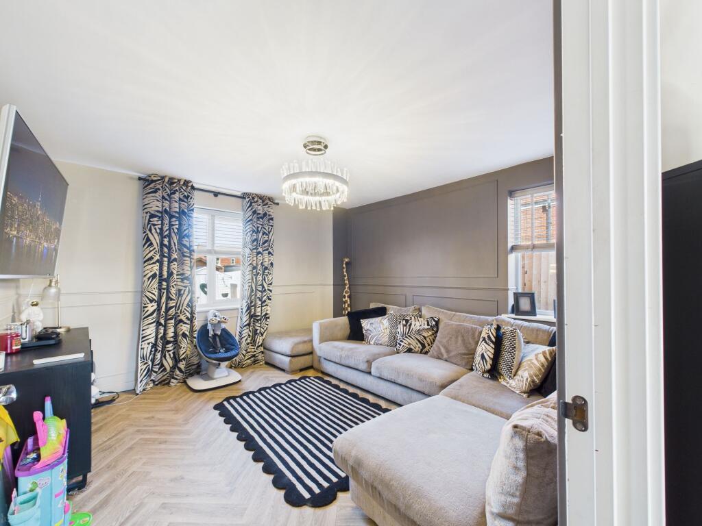 9, Morton Close photo 2