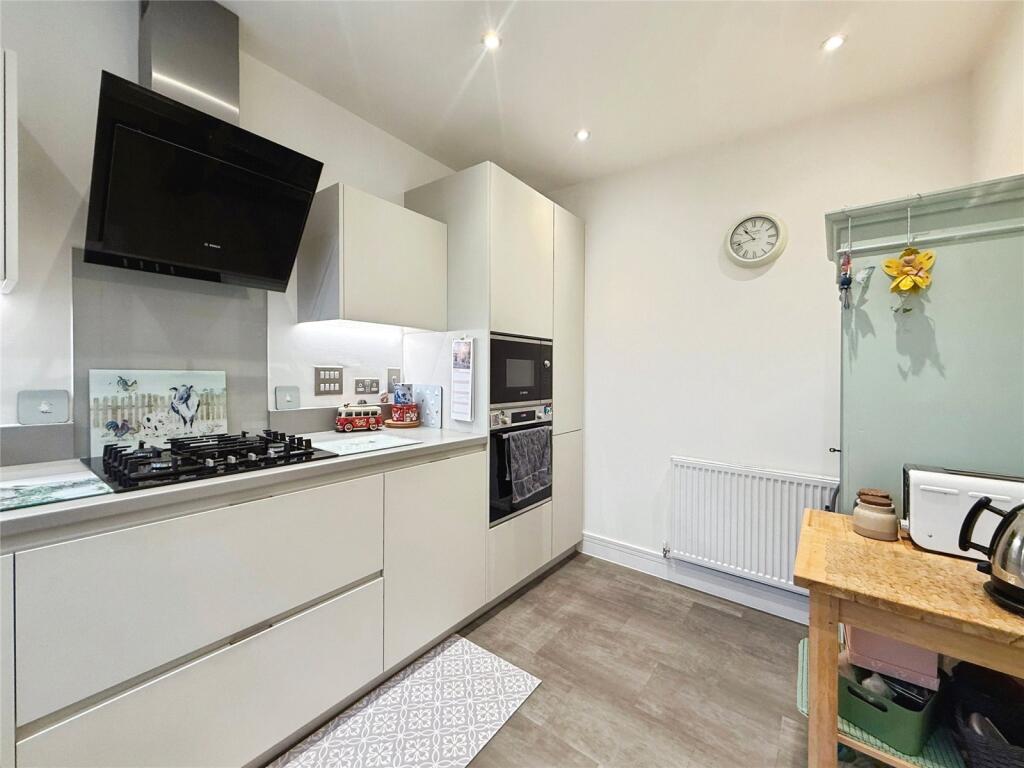 Hollywood Place, Crowthorne, Berkshire photo 3