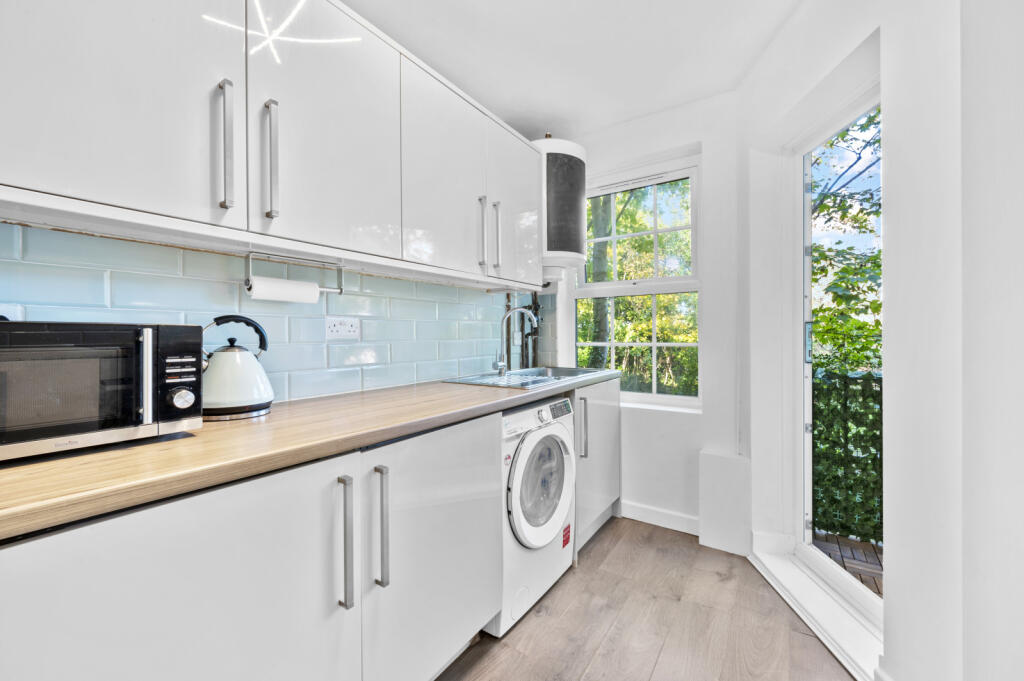 Apartment in Kingston upon Thames - View 4