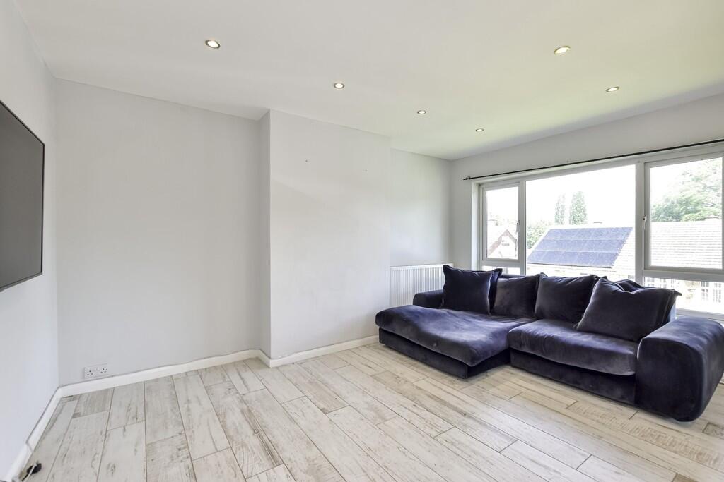 Apartment in Watford, Hertfordshire - View 2