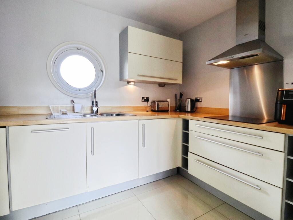 Apartment in Cardiff, Windsor Quay, Grangetown - More