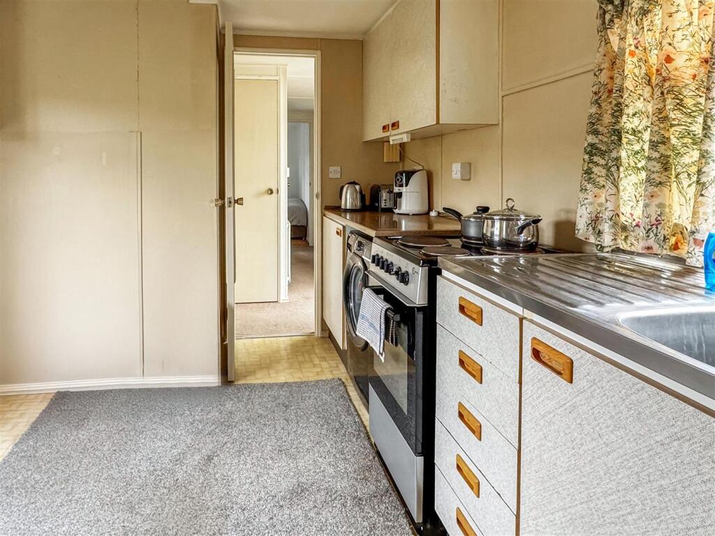 Thornlea Court, Littlehampton photo 4