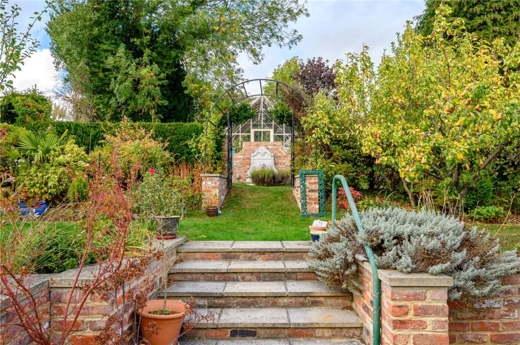 Woodacre Crescent, Bardsey, LS17 photo 4