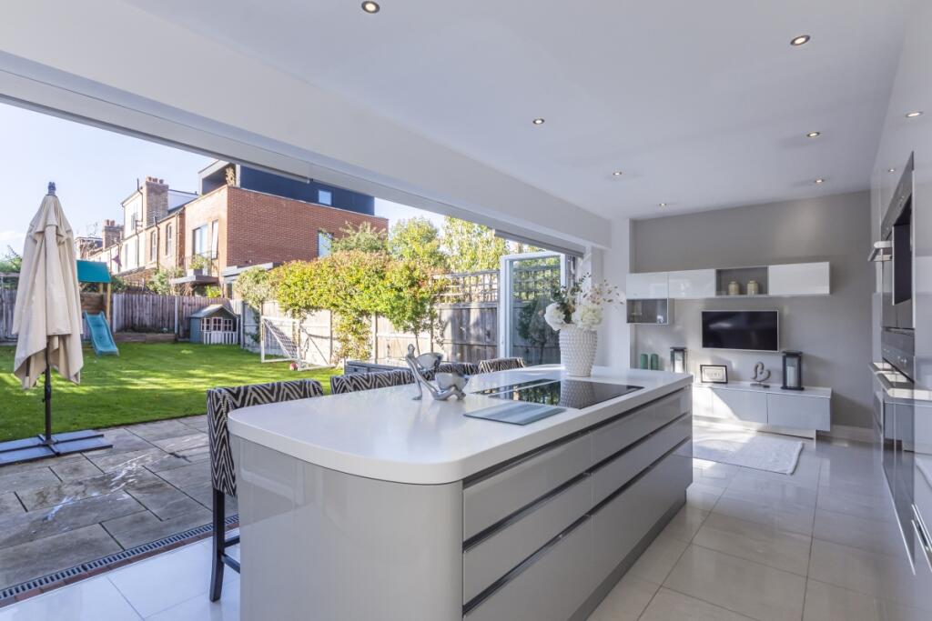 House in London - View 2