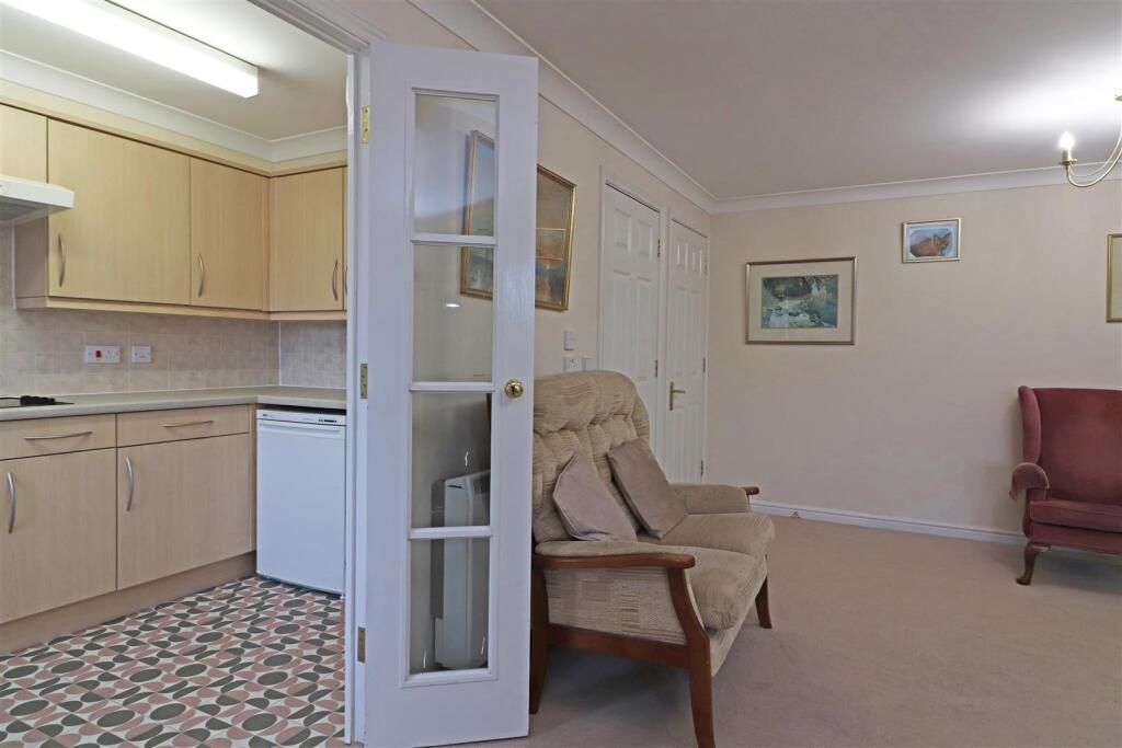 London Road, Redhill - View 5