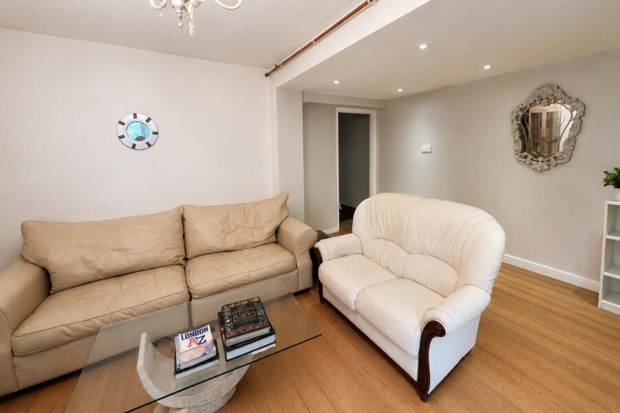 Apartment in Guildford, Surrey - View 4