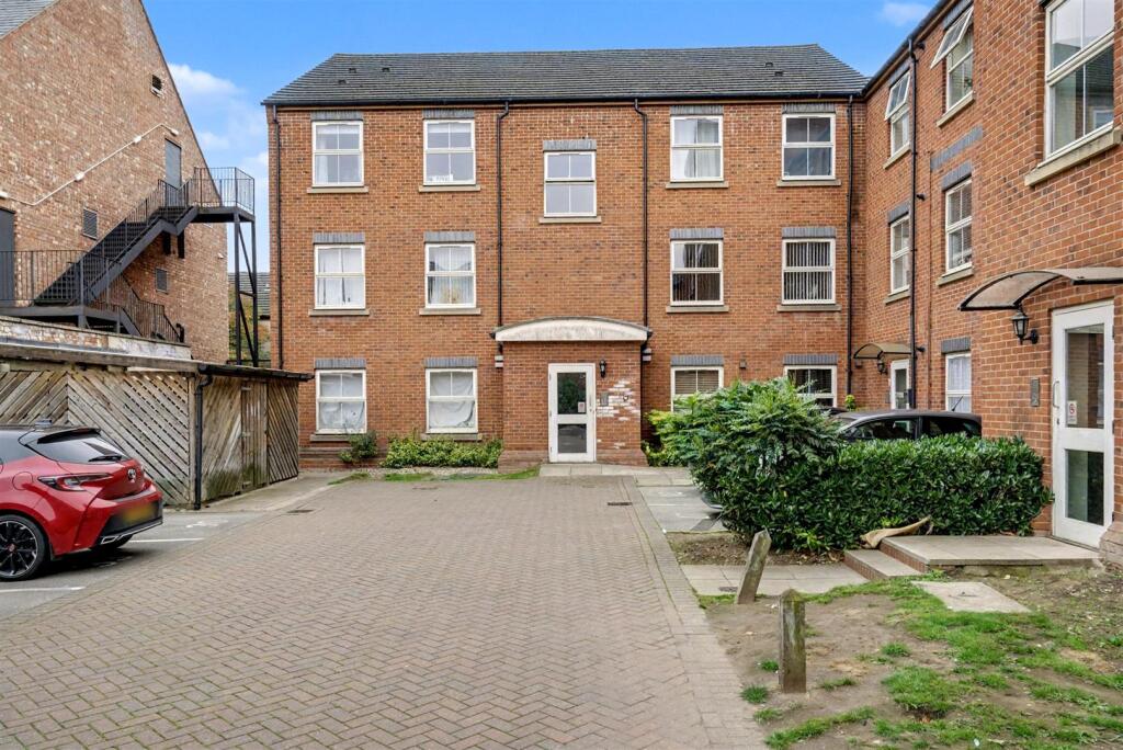 2-bed flat on Oxford Street, Long Eaton, £110,000
