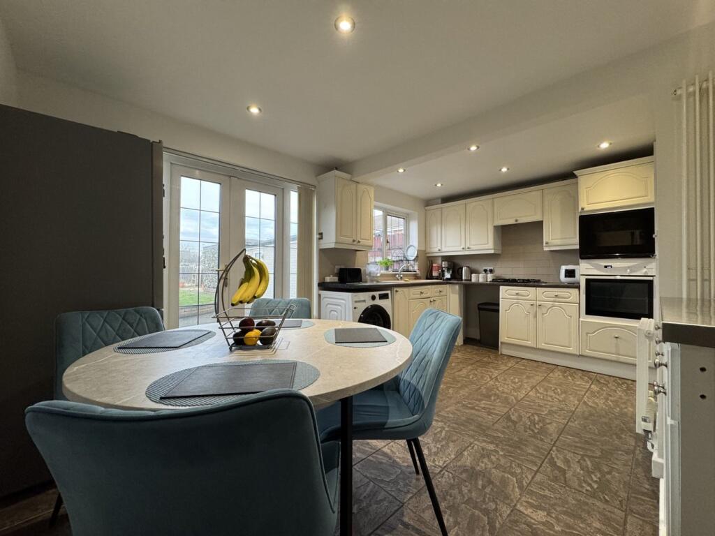 The Grange, Burton-on-Trent, DE14 photo 2