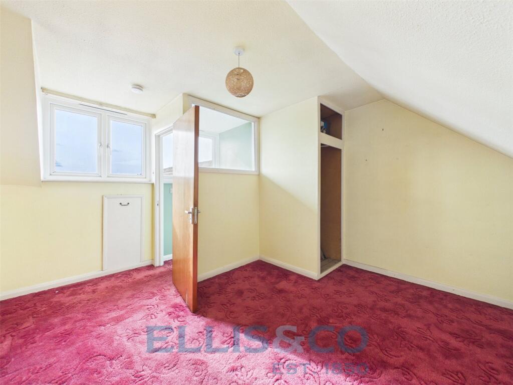 House in Tonbridge and Malling, Hildenborough - More
