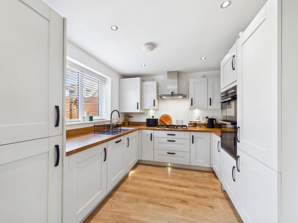 House in Pontefract, Stonecross Rise, Ferrybridge - View 2