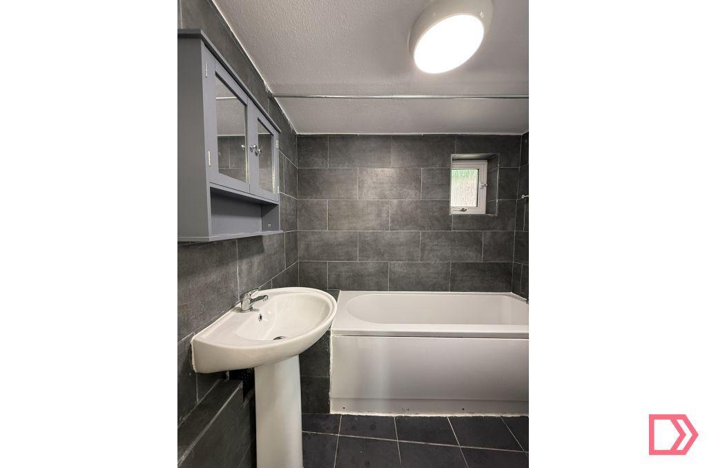 House in Luton - View 5